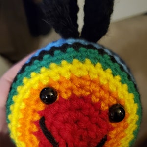 Peluche abeille au crochet Rainbow Pride