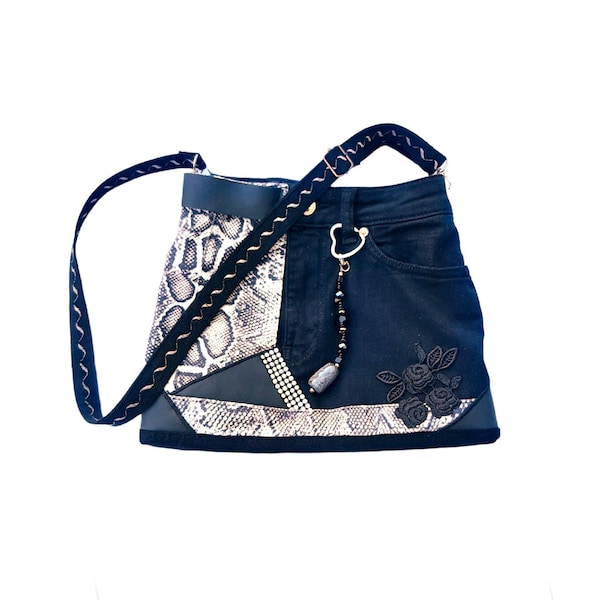 Sac croisé upcyclé avec tissu animalier, Sac d'épaule en tissu jean noir à bandoulière règlable, Sac à bandoulière recyclé pour femme stylée