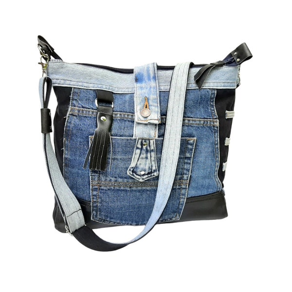 Sac croisé zippé en jean upcyclé, Sac à bandoulière en patchwork denim et cuir noir, Grand sac à bandoulière en jean recyclé brodé