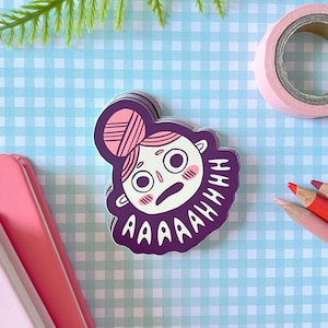 Pode incluir: Um adesivo roxo e rosa com uma ilustração de desenho animado de uma pessoa com uma expressão surpresa e a palavra "AAAAHHH" escrita ao redor da cabeça.