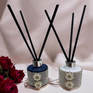 Beautiful reed diffuser, circle shape, covered in rhinestones with 2 circle pearl embellishment. The bottles are available in blue, white and pink. 3 extra think reed sticks sold with the bottle.