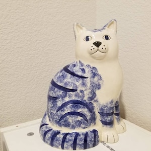 Katzenfigur Vintage 1986, Porzellan 24 cm Groß Blau Weiße Katzenskulptur Lucky Indigo Cat Form Katzenliebhaber Sammlung Geschenk, Geschenk für Sie