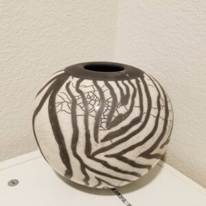 Raku Keramik Vase, Vintage Naked Raku Vase, Rad geworfene Keramik Vase, runde braune weiße Mittelstück, Steingut Vase, Geschenk für sie