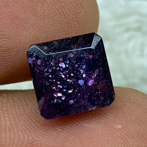 8.9ct ブラッドショット アイオライト サンストーン、コンフェッティ