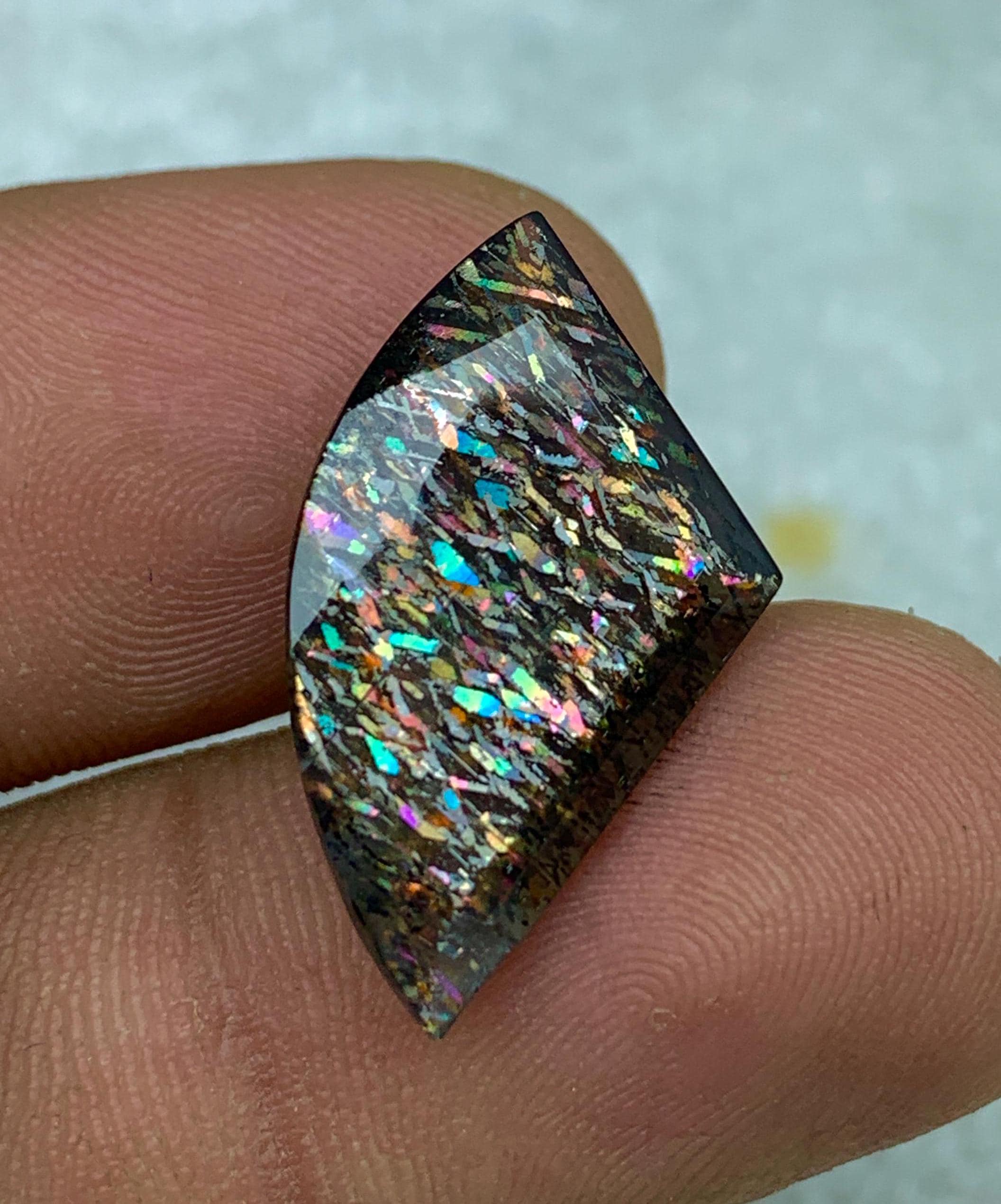 9.7ct クリスクロス ラティス サンストーン、マルチファイア ブラック