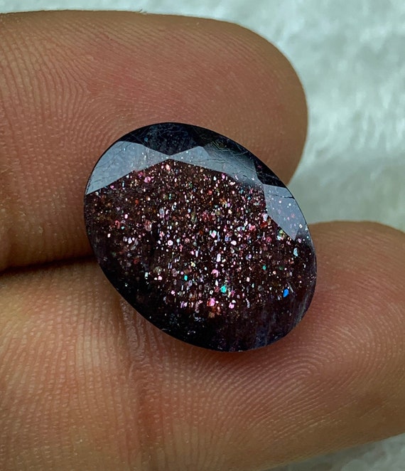 8.9ct ブラッドショット アイオライト サンストーン、コンフェッティ