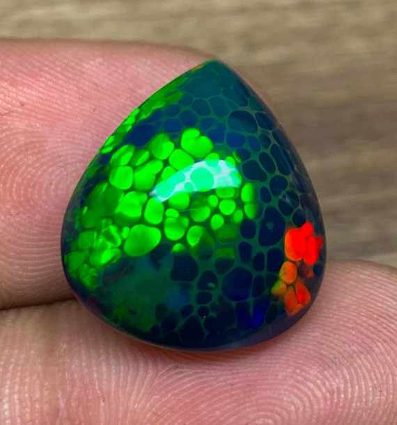 ハニカム模様のエチオピア産ブラックオパール 8.85ct ペアシェイプ