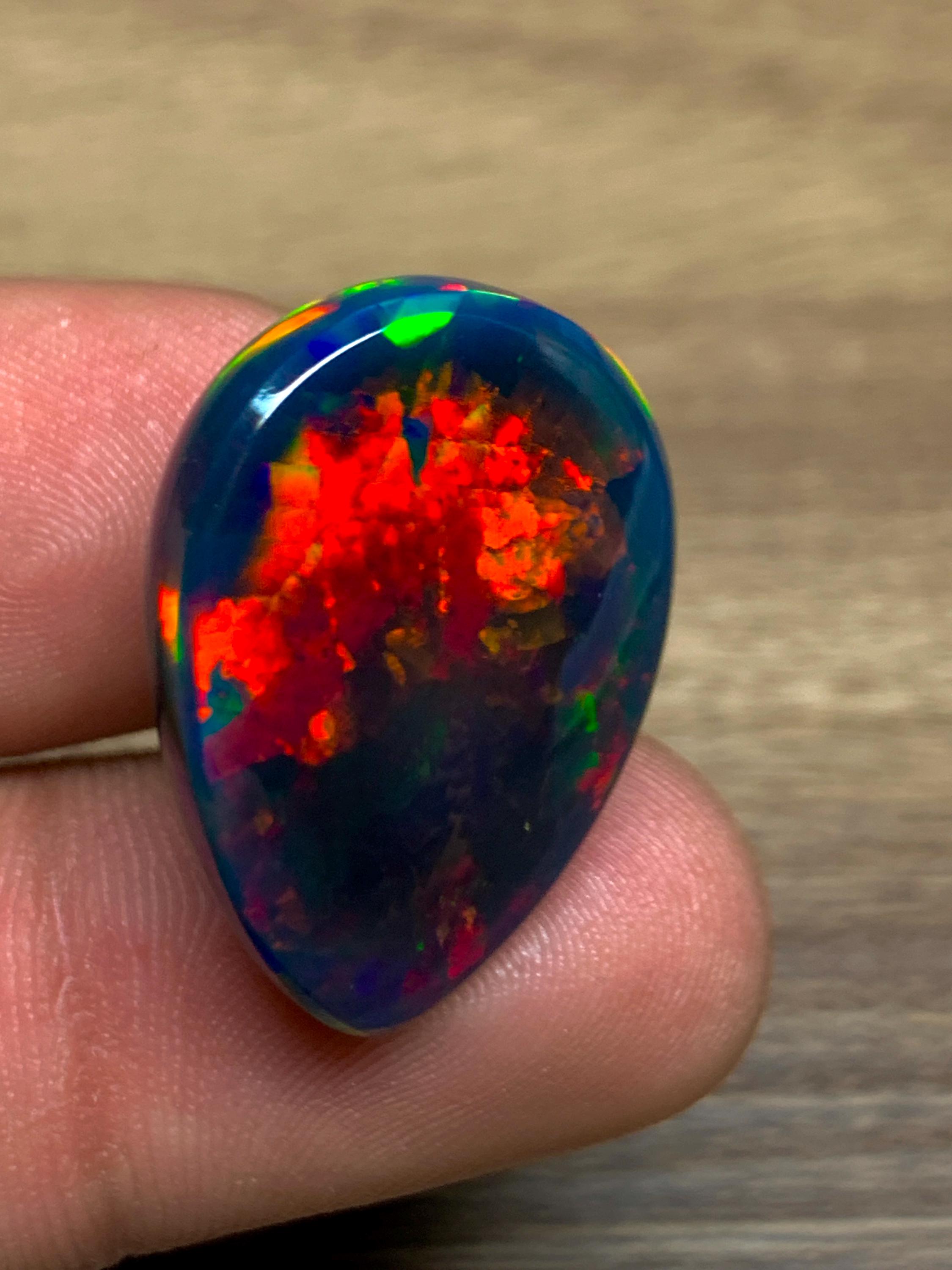 22.45ct ハニカム エチオピア ブラックオパール、マルチファイア