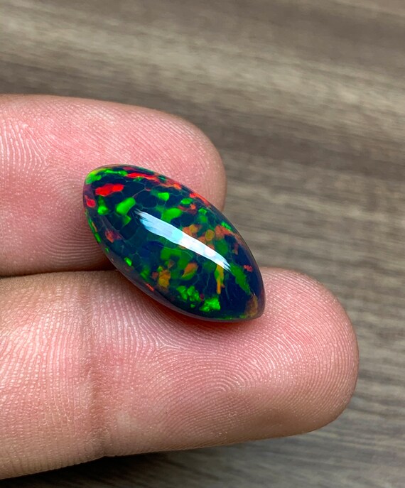 7.25カラット ハニカム ブラック エチオピア ウェロ オパール、明るい