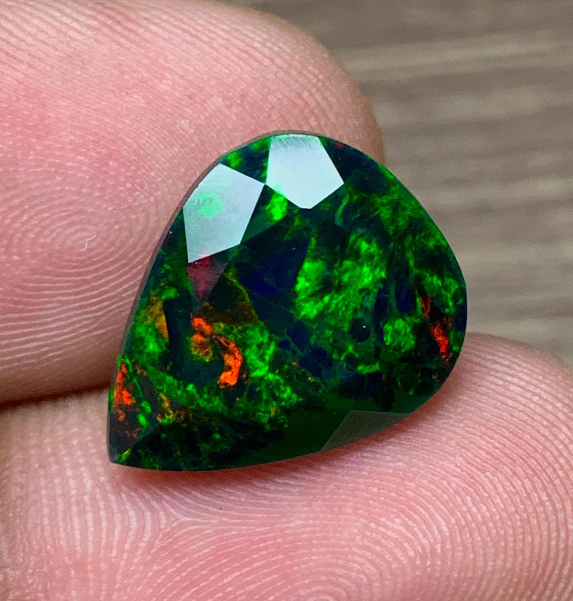 4.9ct 鮮やかなファセットブラックオパール、ブラックファセット