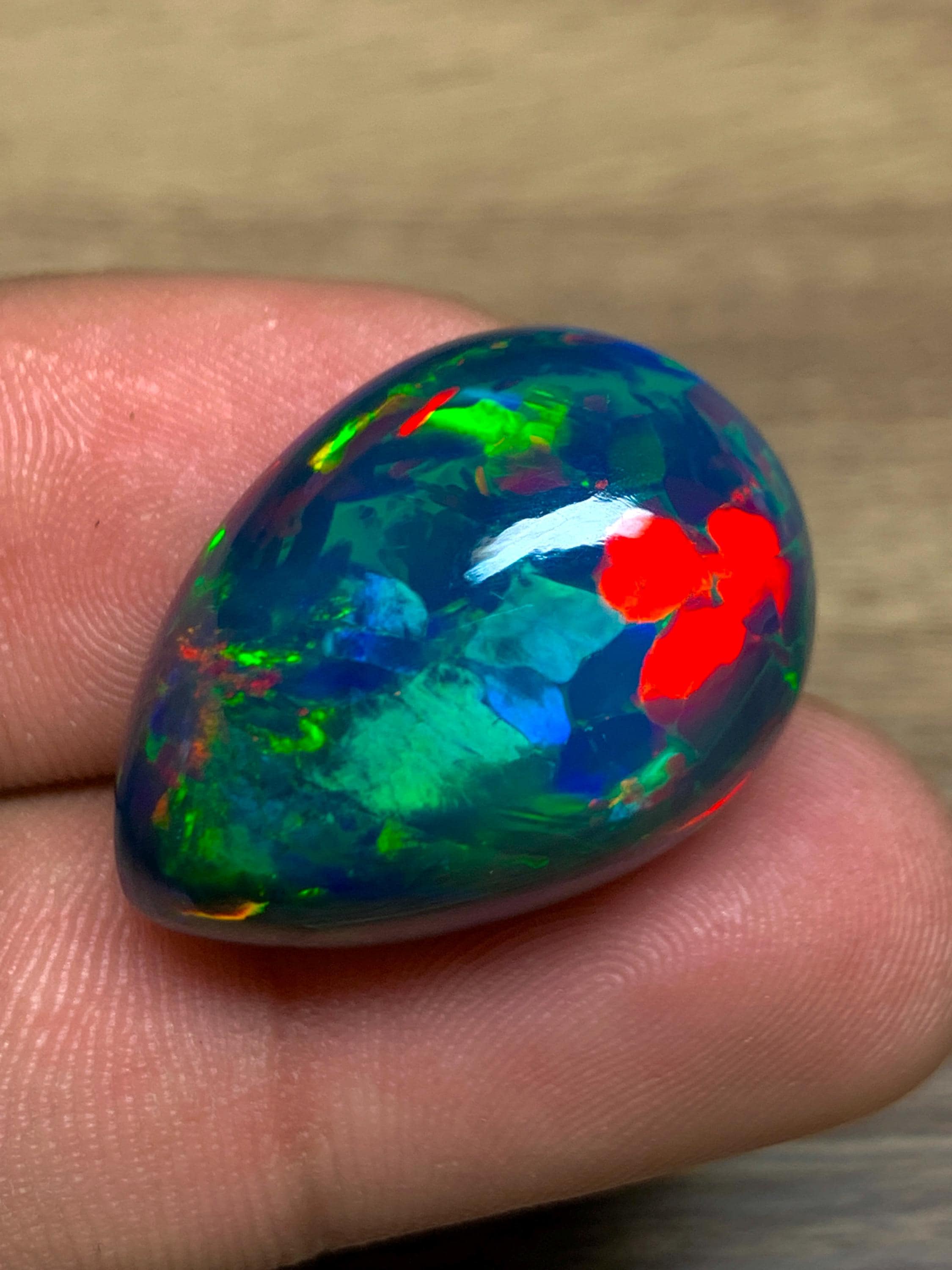 22.45ct ハニカム エチオピア ブラックオパール、マルチファイア