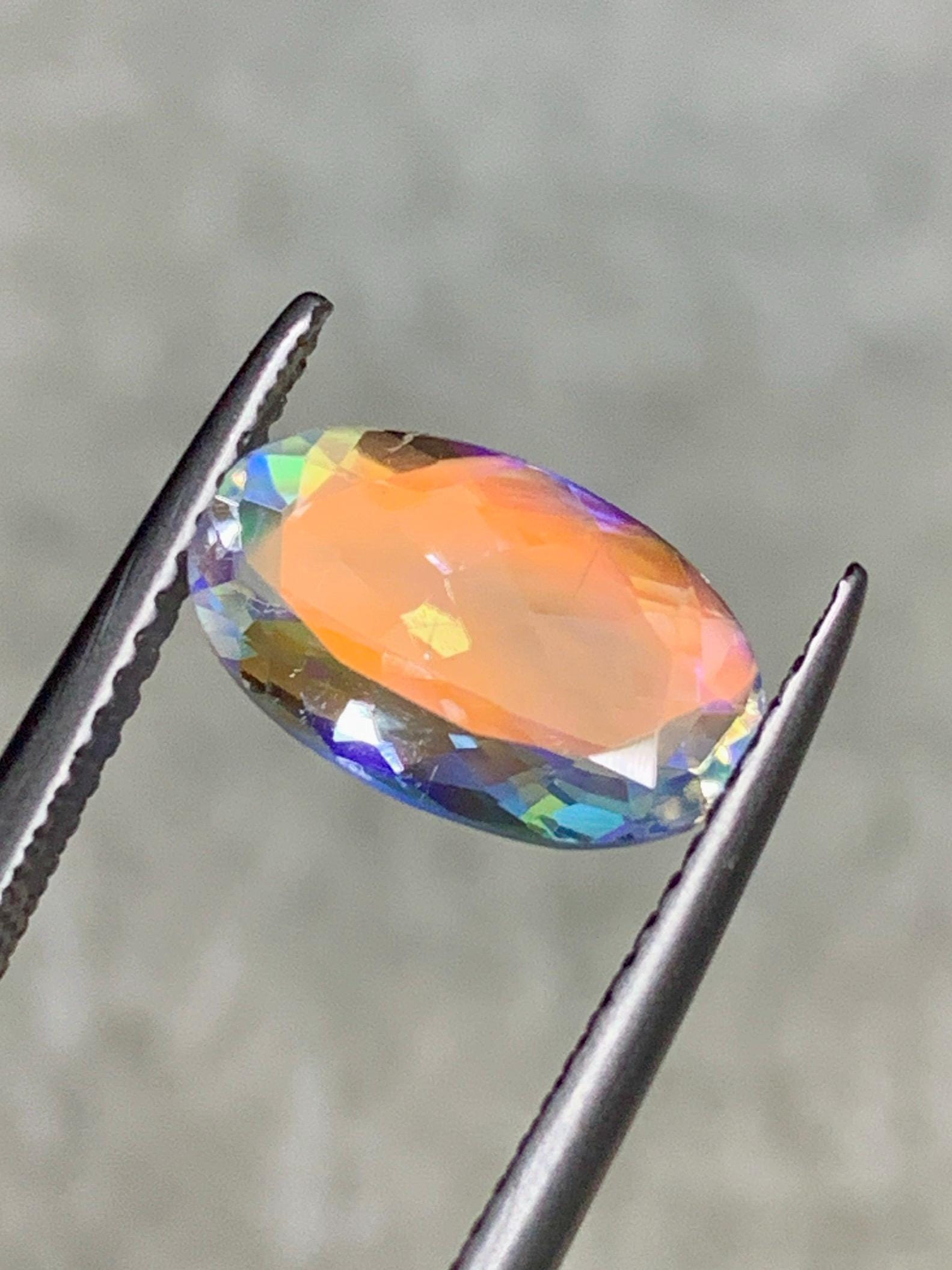 マダガスカル産2.3カラット天然レインボームーンストーン、光沢のある