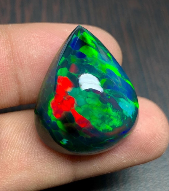 29.7 カラットの鮮やかな縞模様のハニカム ブラック オパール