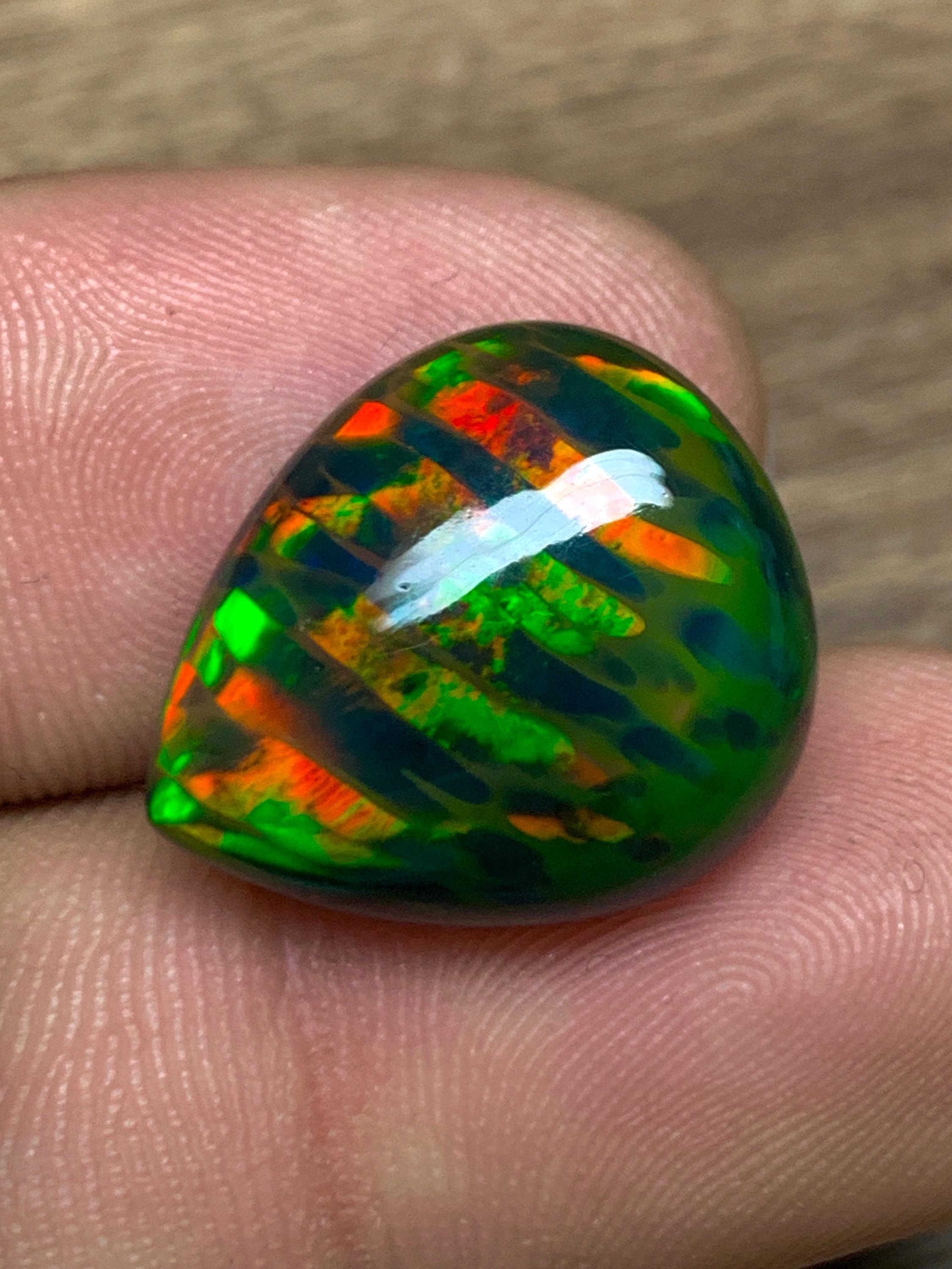 9.35 カラットの鮮やかな縞模様のハニカム ブラック オパール