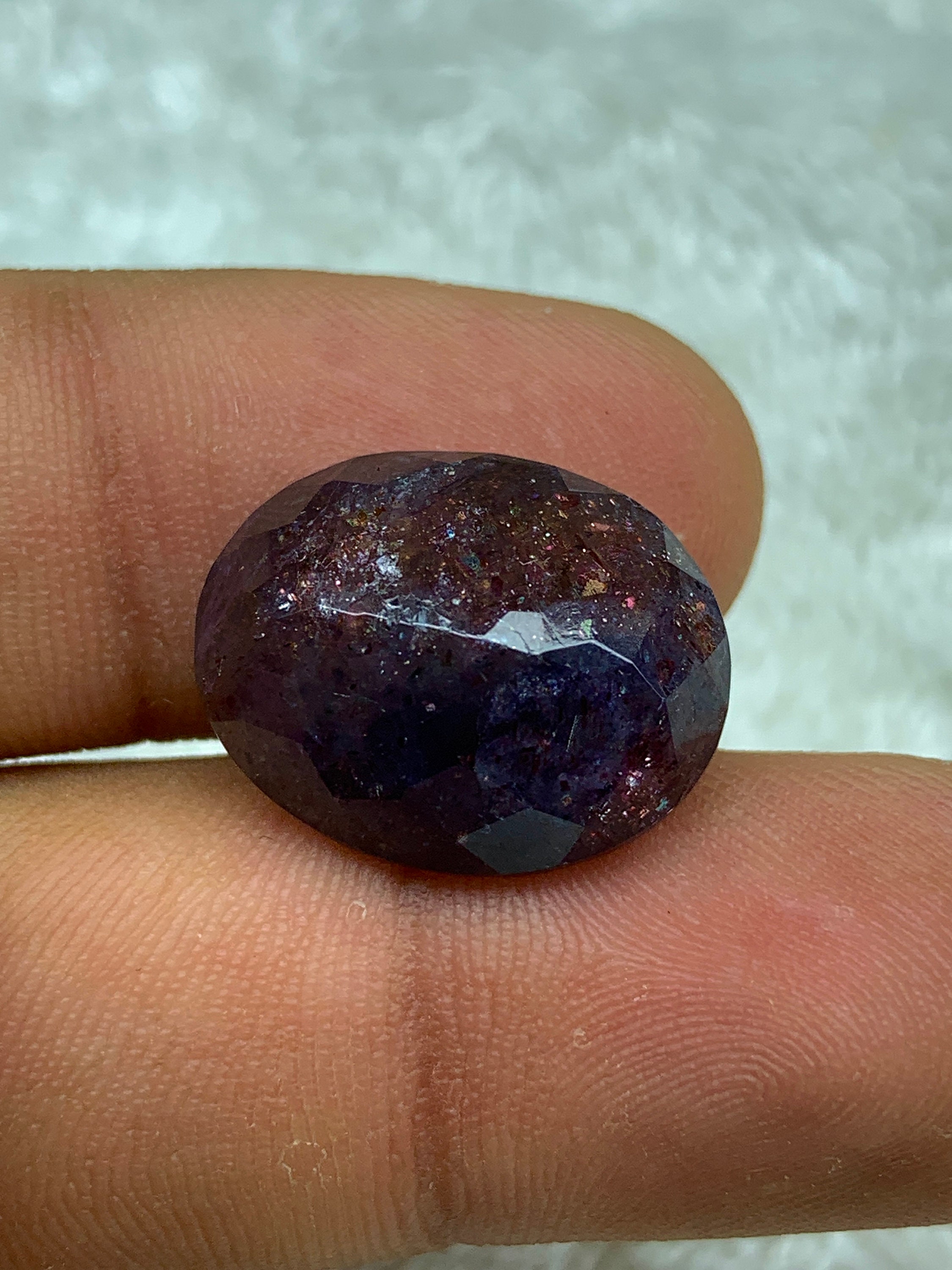 12.65ct ブラッドショット アイオライト サンストーン、コンフェッティ