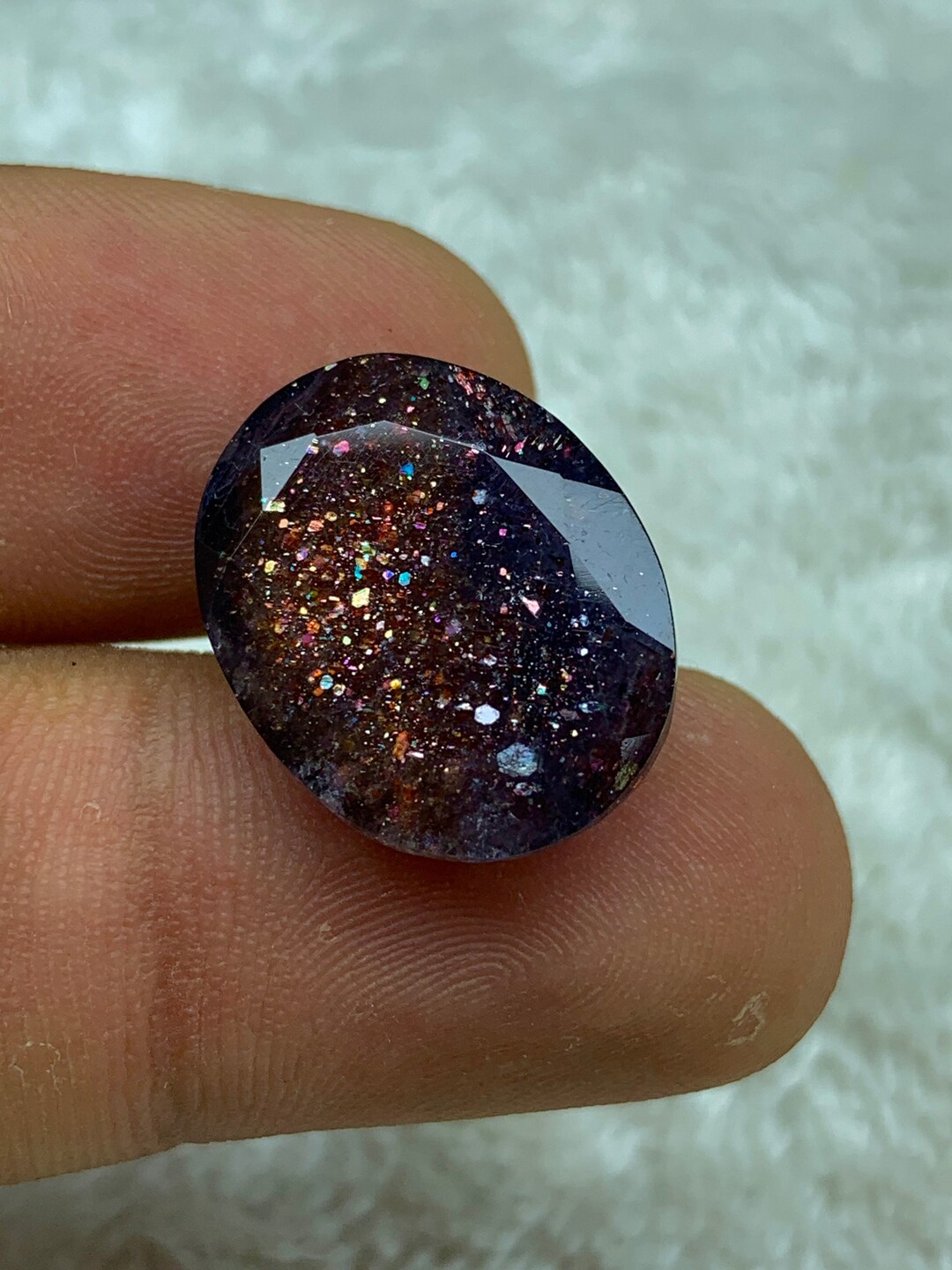 12.65ct ブラッドショット アイオライト サンストーン、コンフェッティ