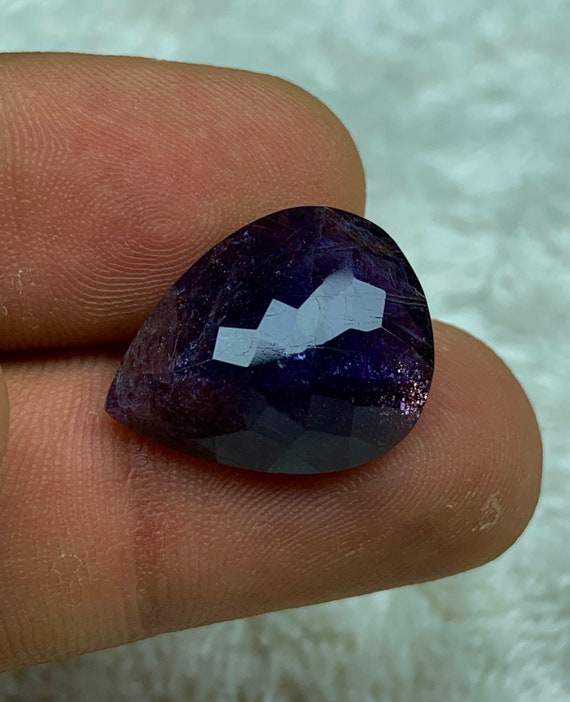 10.85ct ブラッドショット アイオライト サンストーン、コンフェッティ