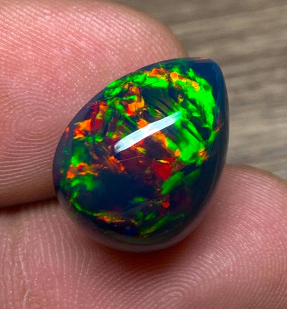 7.55 カラット マルチファイア エチオピア ブラックオパール、ウェロ