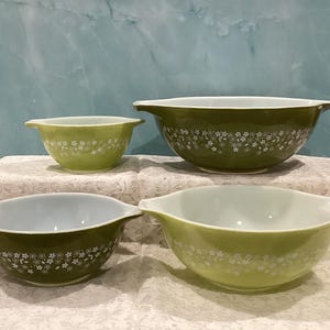 Vintage Pyrex Spring Blossom Crazy Daisy Cinderella Mixing Bowls Nesting Set