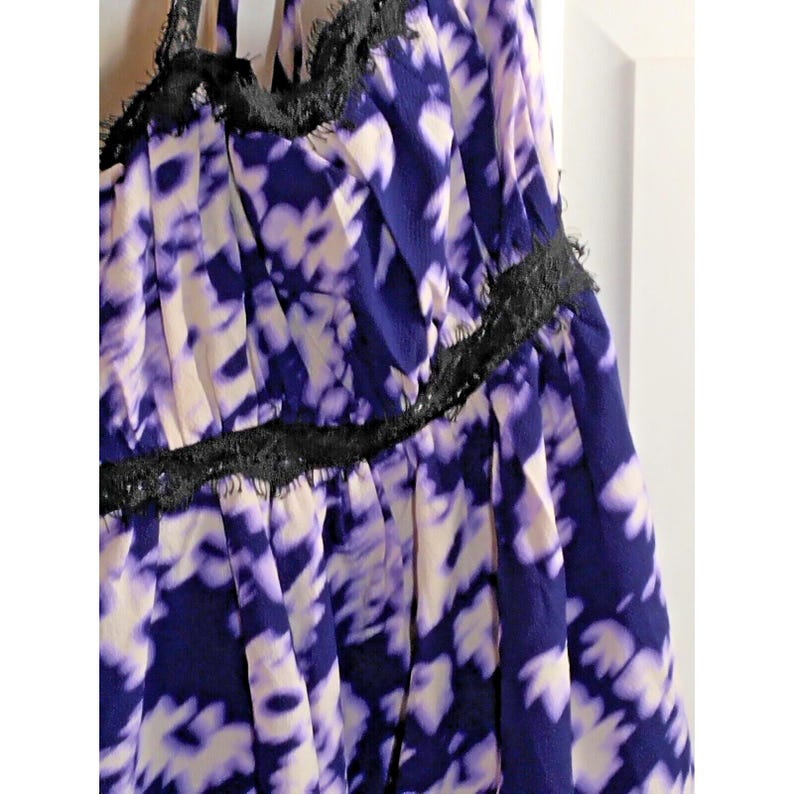 Vestido de verano mini con ribete de encaje floral en morado y blanco de Urban Outfitters SP (nuevo) imagen 2