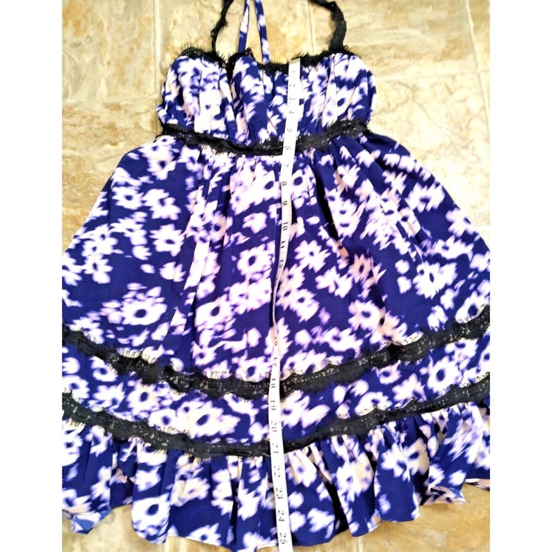 Vestido de verano mini con ribete de encaje floral en morado y blanco de Urban Outfitters SP (nuevo) imagen 9