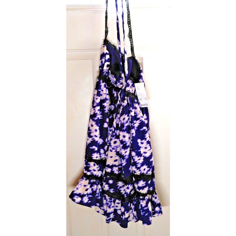 Vestido de verano mini con ribete de encaje floral en morado y blanco de Urban Outfitters SP (nuevo) imagen 4