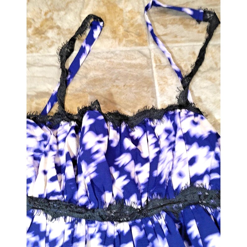 Vestido de verano mini con ribete de encaje floral en morado y blanco de Urban Outfitters SP (nuevo) imagen 6