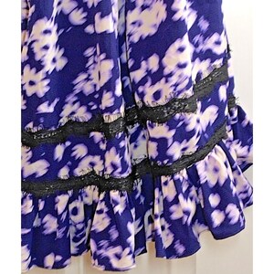 Vestido de verano mini con ribete de encaje floral en morado y blanco de Urban Outfitters SP (nuevo) imagen 3