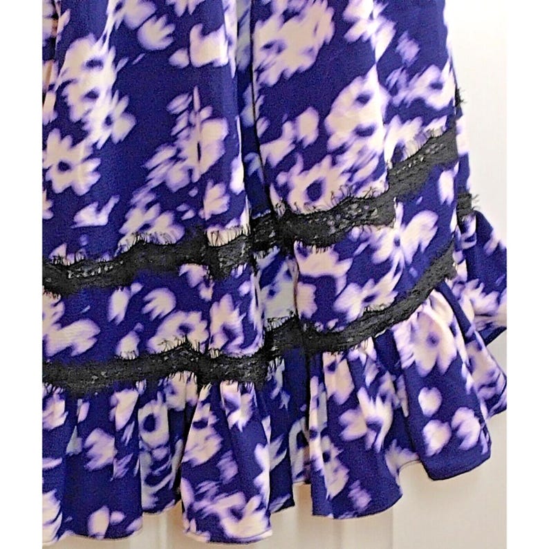 Vestido de verano mini con ribete de encaje floral en morado y blanco de Urban Outfitters SP (nuevo) imagen 3