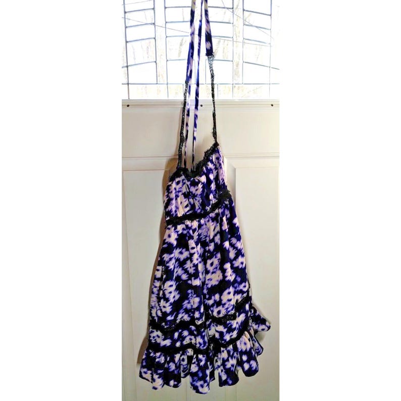 Vestido de verano mini con ribete de encaje floral en morado y blanco de Urban Outfitters SP (nuevo) imagen 1