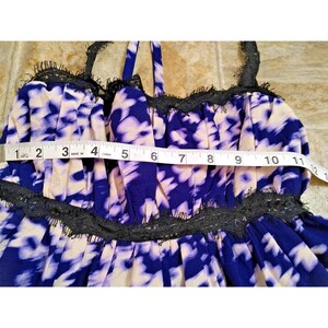 Vestido de verano mini con ribete de encaje floral en morado y blanco de Urban Outfitters SP (nuevo) imagen 8