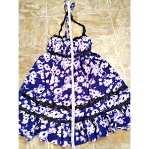 Vestido de verano mini con ribete de encaje floral en morado y blanco de Urban Outfitters SP (nuevo) imagen 7