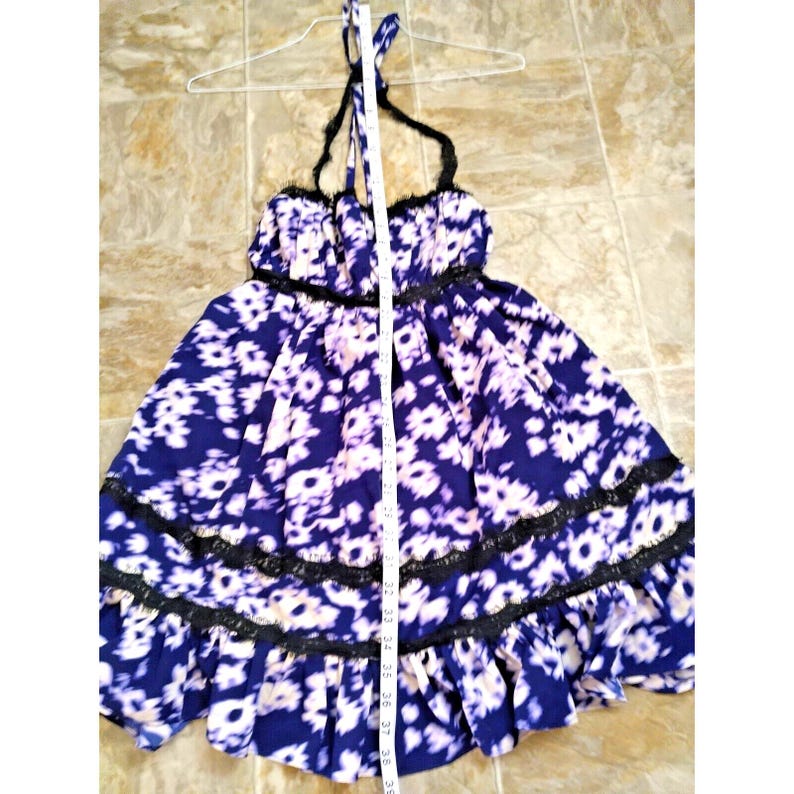 Vestido de verano mini con ribete de encaje floral en morado y blanco de Urban Outfitters SP (nuevo) imagen 7