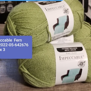 Puede incluir: Tres ovillos de hilo verde etiquetados con "Impeccable" y el texto "825 Impeccable Fern Bag 1&2 lot 2022-05-642676 x 3" en una etiqueta azul.