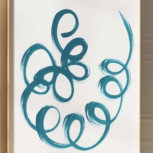 K&ouml;nnte beinhalten: Abstrakter Kunstdruck mit einem t&uuml;rkisfarbenen Wirbeldesign auf wei&szlig;em Hintergrund. Der Druck ist in einem hellen Holzrahmen gerahmt.