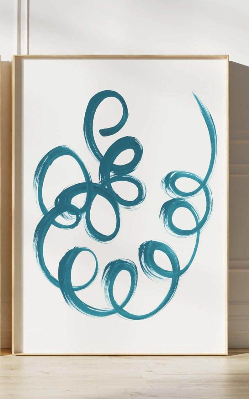 K&ouml;nnte beinhalten: Abstrakter Kunstdruck mit einem t&uuml;rkisfarbenen Wirbeldesign auf wei&szlig;em Hintergrund. Der Druck ist in einem hellen Holzrahmen gerahmt.