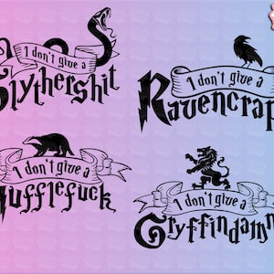 Peut inclure: Illustration numérique en noir et blanc avec quatre blasons et l'expression « I don't give a » suivie des noms Slythershit, Ravencrap, Hufflefuck et Gryffindamn. Le logo The Digital Bath est en haut à droite.
