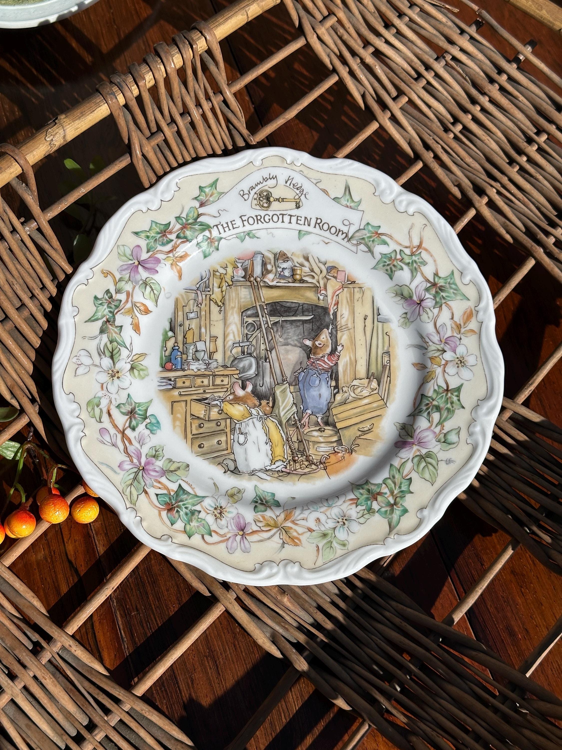 ロイヤルドルトン ブランブリーヘッジ「忘れられた部屋」8インチ