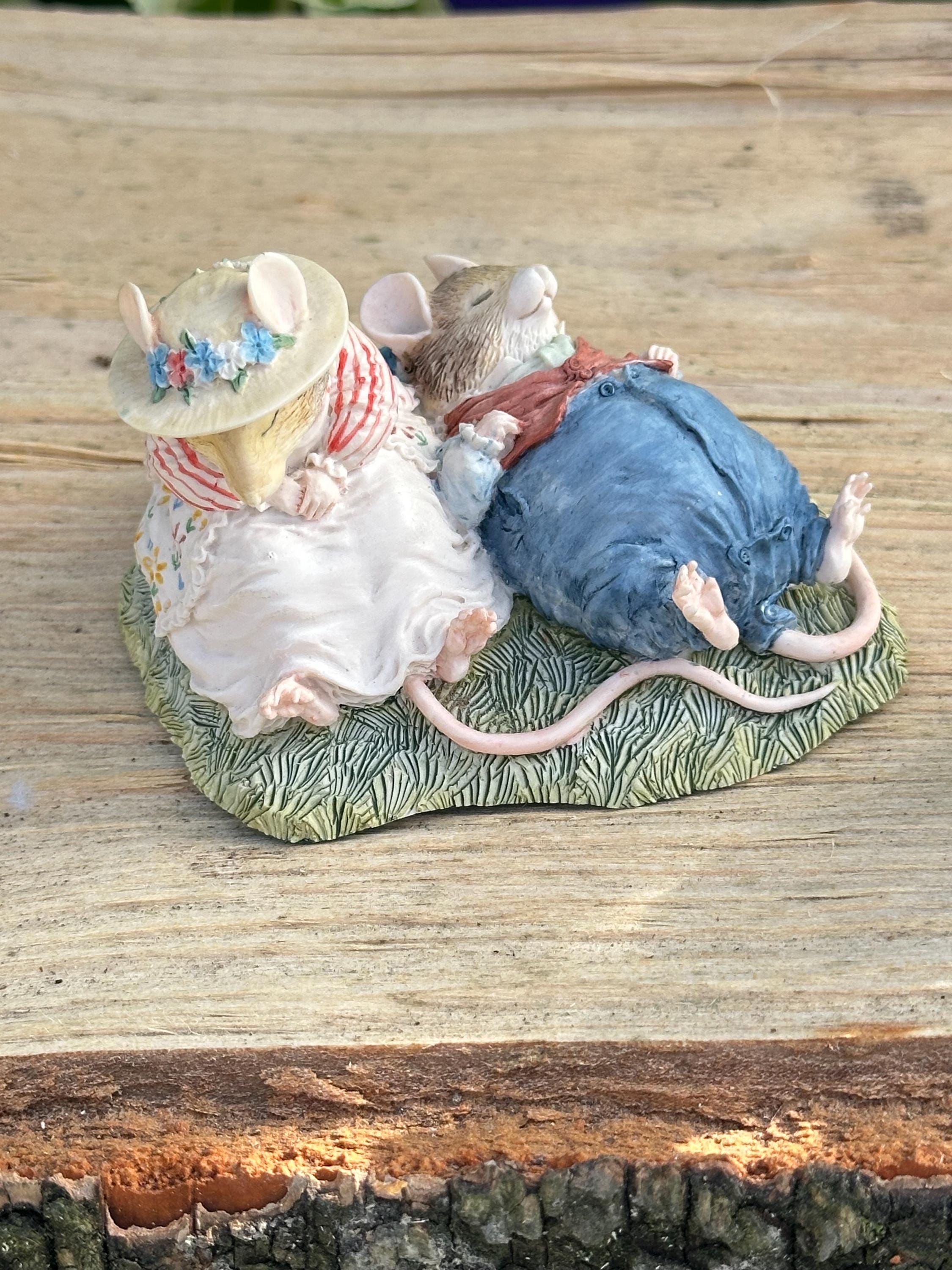 Brambly Hedge Figurines: Mrs. Apple, Wilfred & Basket - Border