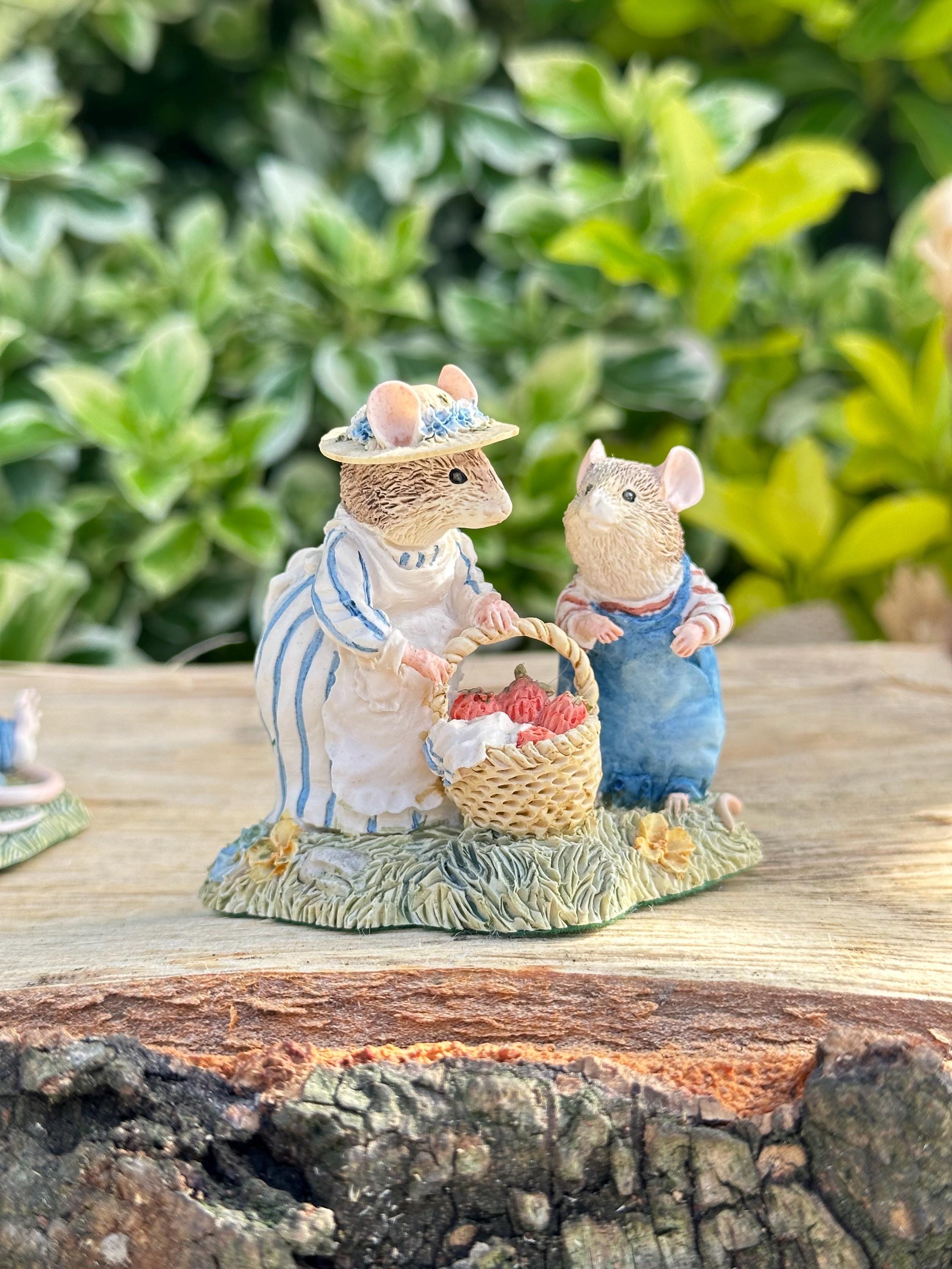 Brambly Hedge Figurines: Mrs. Apple, Wilfred & Basket - Border