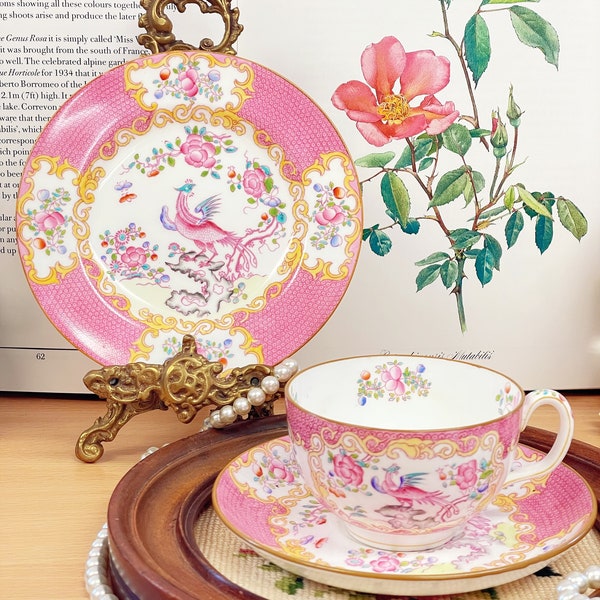 Trio de tasses, soucoupes et assiettes à thé en porcelaine rose Cockatrice de Minton England