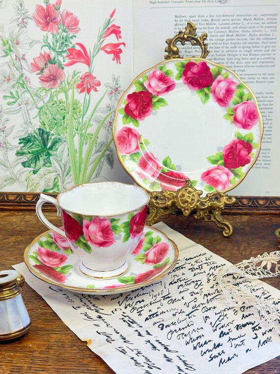 【英国ビンテージ】ロイヤルアルバート ロザムンド トリオ ロイヤルアルバートの重厚なゴールドのイングリッシュローズカップ