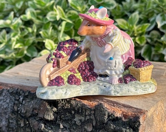 Brambly Hedge by Jill Barklem - Border Fine Arts Dusty Pushing