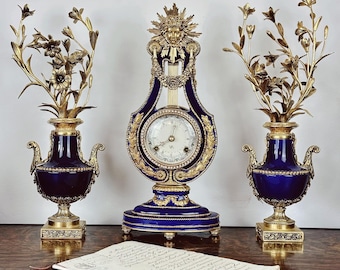 V&A Franklin Mint Maria Antoinette-klocka med garnering, kunglig blå emalj