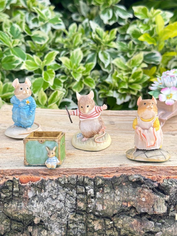 Brambly Hedge Figurine: Wilfred Jigging, Primrose, Pageboy 