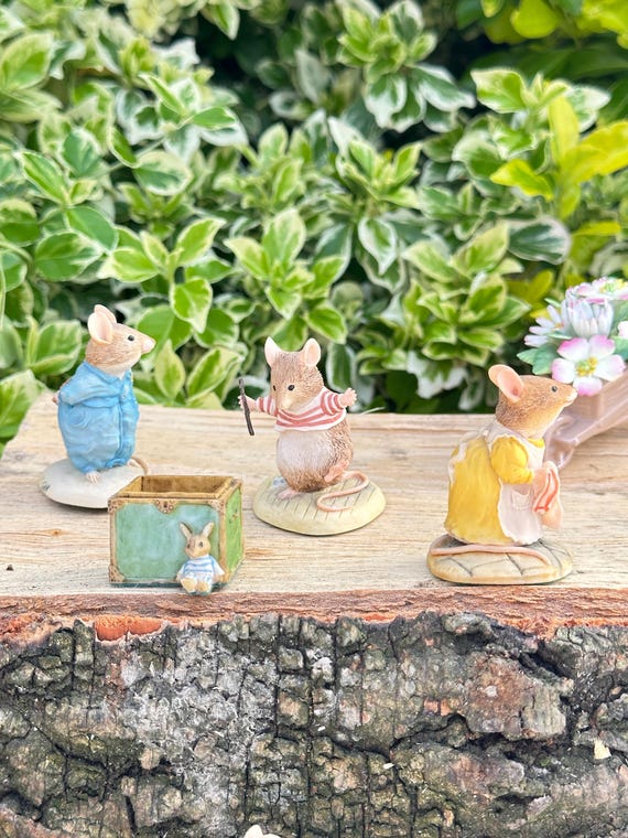 Brambly Hedge Figurine: Wilfred Jigging, Primrose, Pageboy