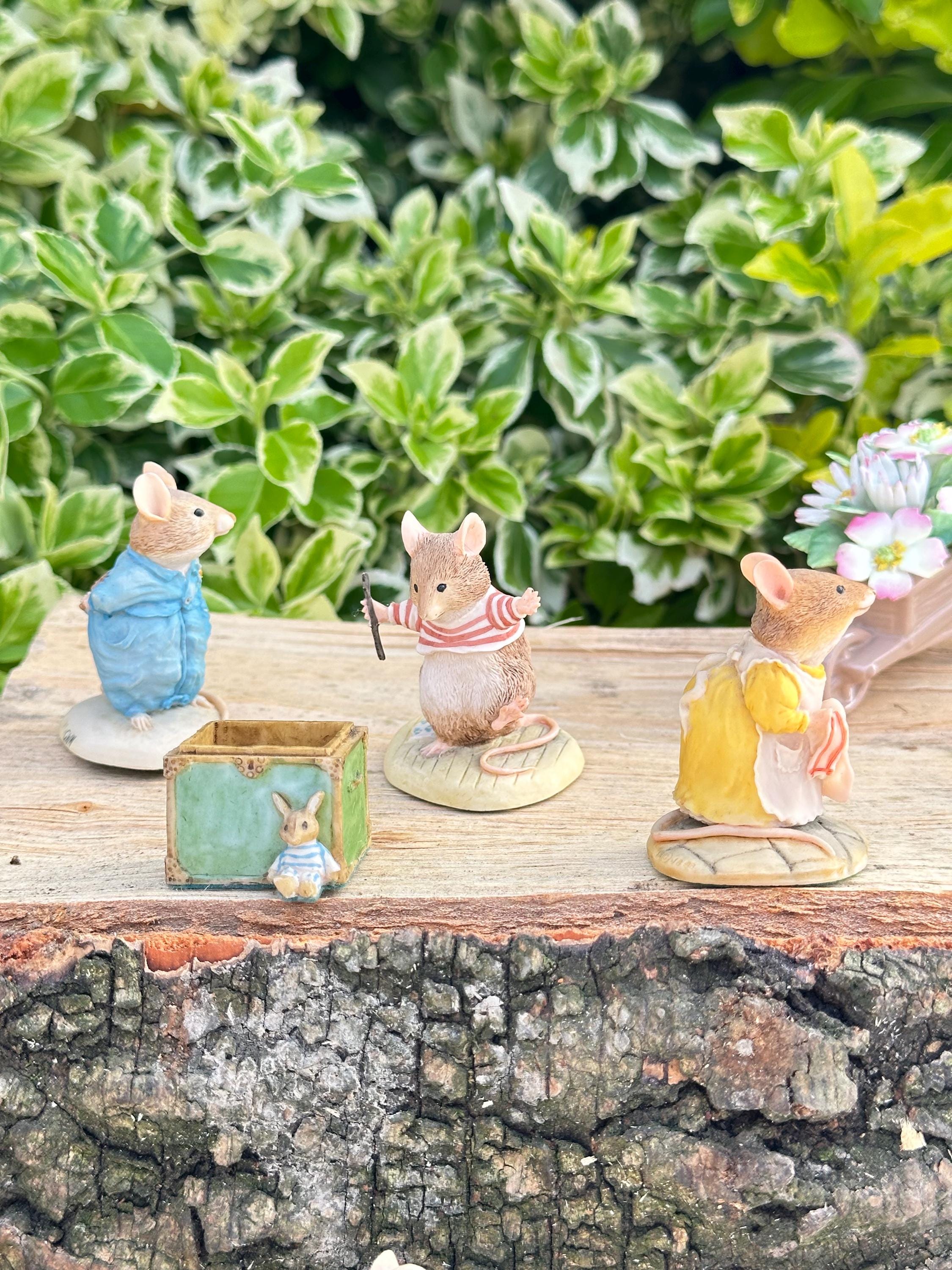Brambly Hedge Figurine: Wilfred Jigging, Primrose, Pageboy