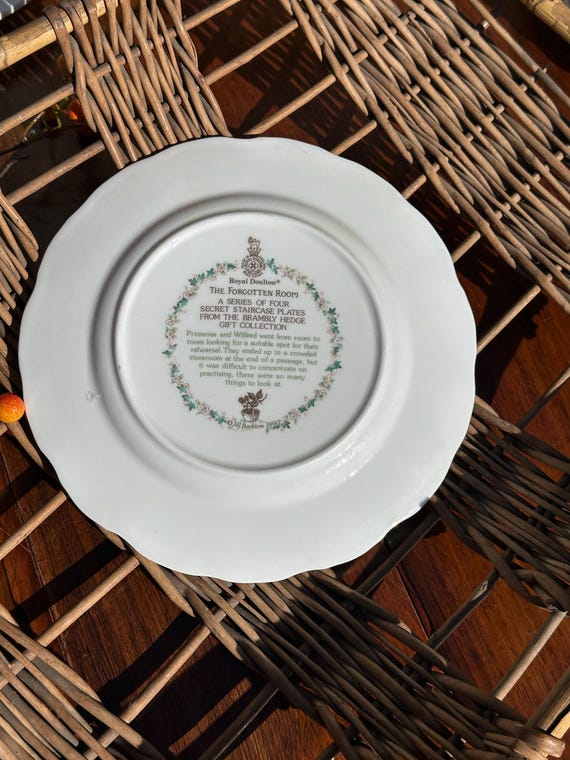 ロイヤルドルトン ブランブリーヘッジ「忘れられた部屋」8インチ