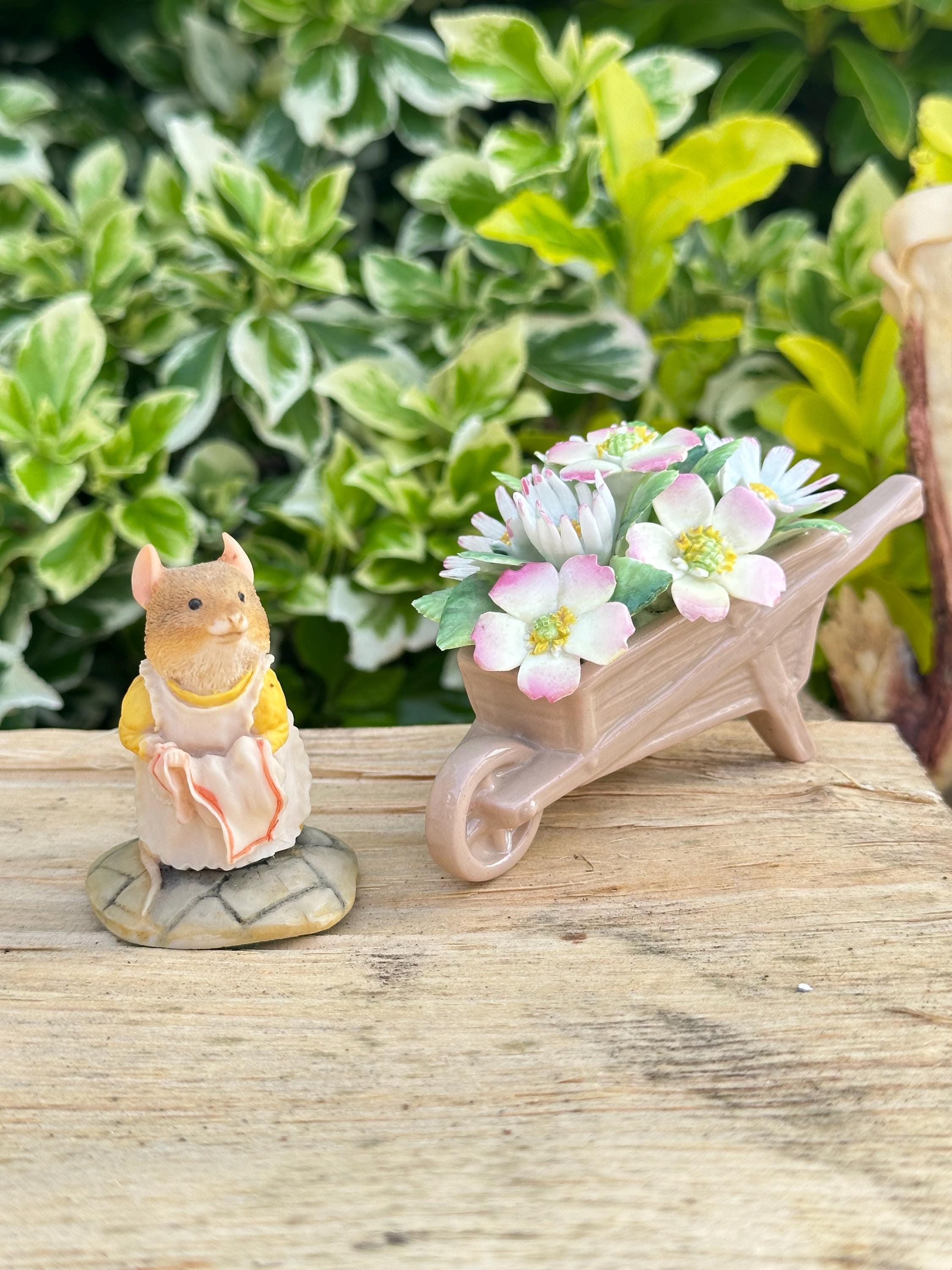 Brambly Hedge Figurine: Wilfred Jigging, Primrose, Pageboy