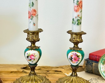 Vintage ljusstakar i Sèvres-stil: Förgylld brons, blommedaljong, par